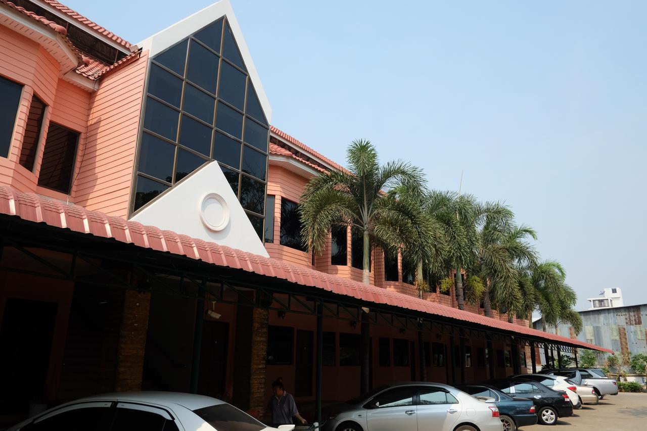Bansuan Resort Nakhon Sawan Exterior photo